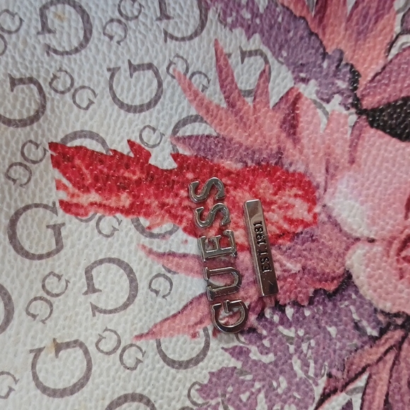 Stunning Guess Signature Floral Hand Bag - Picture 2 of 16